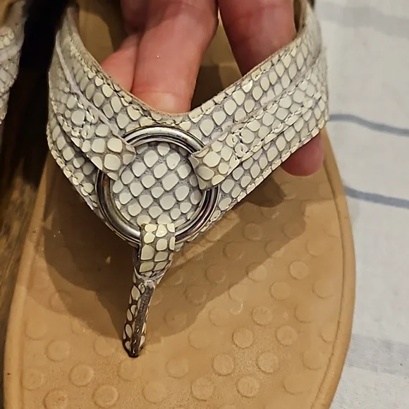 EUC Vionic flops size 9 - Picture 3 of 6